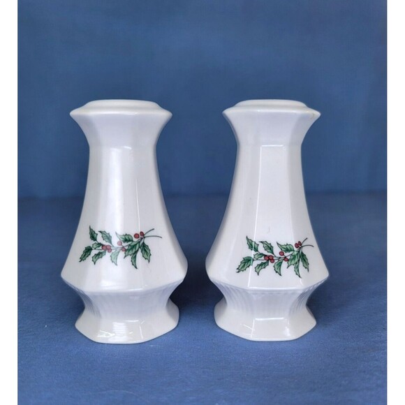 Christmastime Salt & Pepper Shakers NIKKO Japan Holly Berry White Christmas - Picture 1 of 7